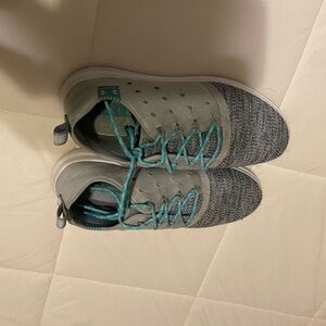 Size 8 underarmour tennis shoes
